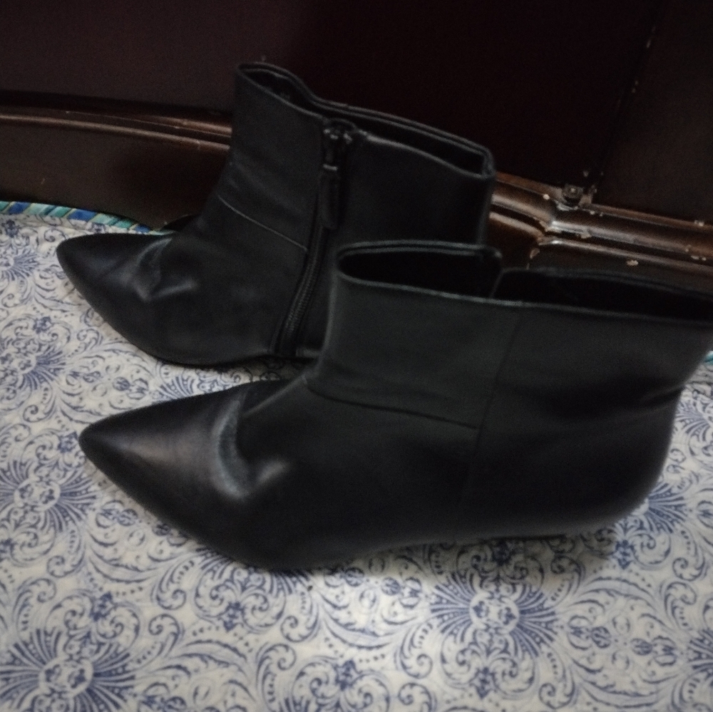 Women's cole  haan 9.5  boots , $45